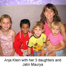 Anja Klein mit ihren Töchtern Anna-Lena, Katharina und Johanna und ihr gesponsertes Kind Jatin